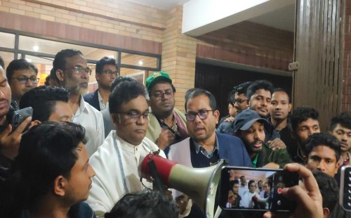 জাহাঙ্গীরনগর বিশ্ববিদ্যালয়ে শিক্ষার্থীদের আন্দোলনের পর পোষ্য কোটা বাতিলের ঘোষণা, কর্মকর্তা-কর্মচারীরা কর্মবিরতির ঘোষণা দিয়েছে