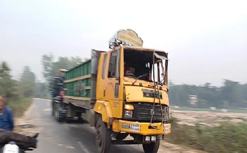নওগাঁয় ডাকাতি করে পালানোর সময় ট্রাক উল্টে এক ডাকাত নিহত