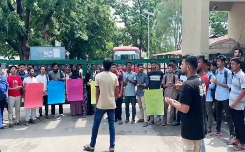 চট্টগ্রাম বিশ্ববিদ্যালয়ে মারধরের প্রতিবাদে শিক্ষার্থীদের বিক্ষোভ, ১০ ঘণ্টা পর তালা খুললো