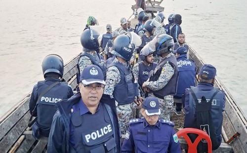 রাজশাহী, নাটোর, পাবনা ও কুষ্টিয়ার পদ্মার চরাঞ্চলে সন্ত্রাসীদের বিরুদ্ধে সাঁড়াশি অভিযান: ৬৭ গ্রেফতার"