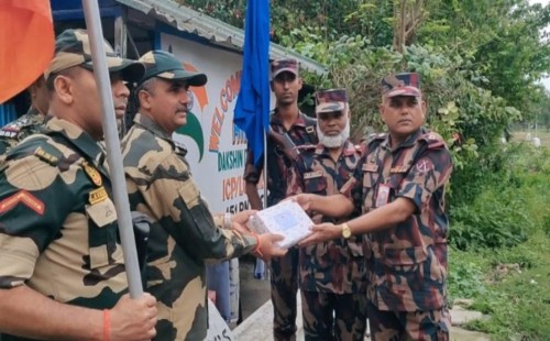 হিলি সীমান্তে বিজিবি-বিএসএফের ঈদ শুভেচ্ছা বিনিময় ২০২৬
