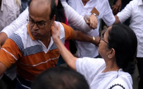 প্রকাশ্য রাস্তায় চড় মারলেন মমতা বন্দ্যোপাধ্যায়; কালীঘাটে তৃণমূল-বিজেপি তুমুল সংঘর্ষ