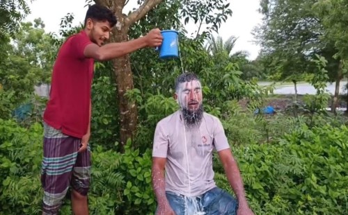সাতক্ষীরায় ১ মণ দুধ দিয়ে গোসল করে রাজনীতি ছাড়লেন জামায়াত নেতা
